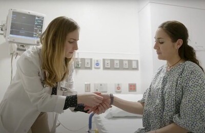 Кодирование Аквилонг в Цимлянске Врач держит пациентку за руку